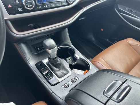 Used 2018 Toyota Highlander Limited FWD image 36