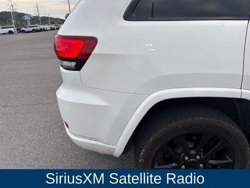 Used 2018 Jeep Grand Cherokee Altitude AWD/4WD image 12