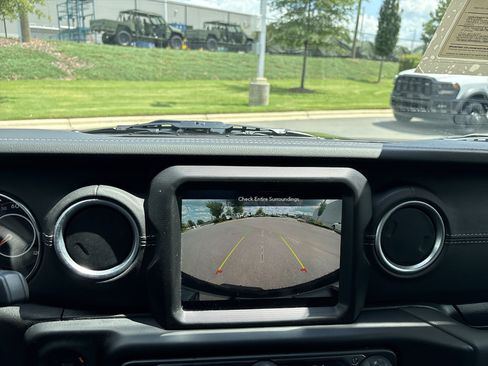 Used 2023 Jeep Wrangler Unlimited Sahara AWD/4WD image 28