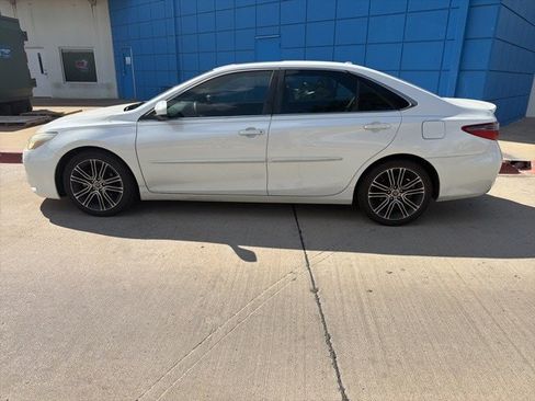 Used 2016 Toyota Camry SE image 2