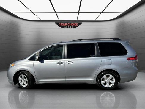 Used 2013 Toyota Sienna LE image 2