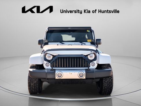 Used 2017 Jeep Wrangler Unlimited Sahara image 2