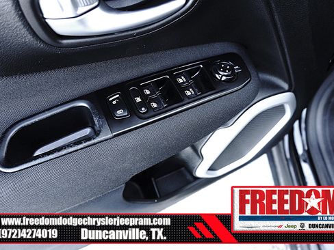 Used 2020 Jeep Renegade Latitude FWD image 40