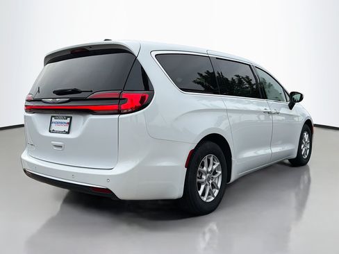 Used 2023 Chrysler Pacifica Touring-L FWD image 2