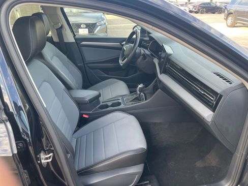 Used 2025 Volkswagen Jetta SE image 39