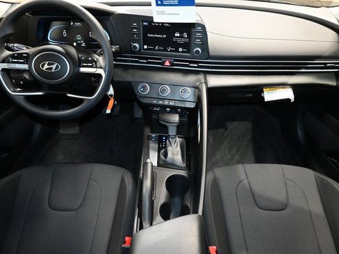 Used 2025 Hyundai Elantra SE image 13