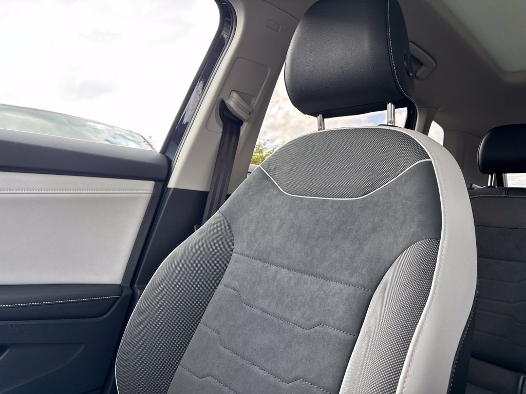 Certified 2025 Volkswagen Taos SE w/ Panoramic Sunroof Package FWD image 23