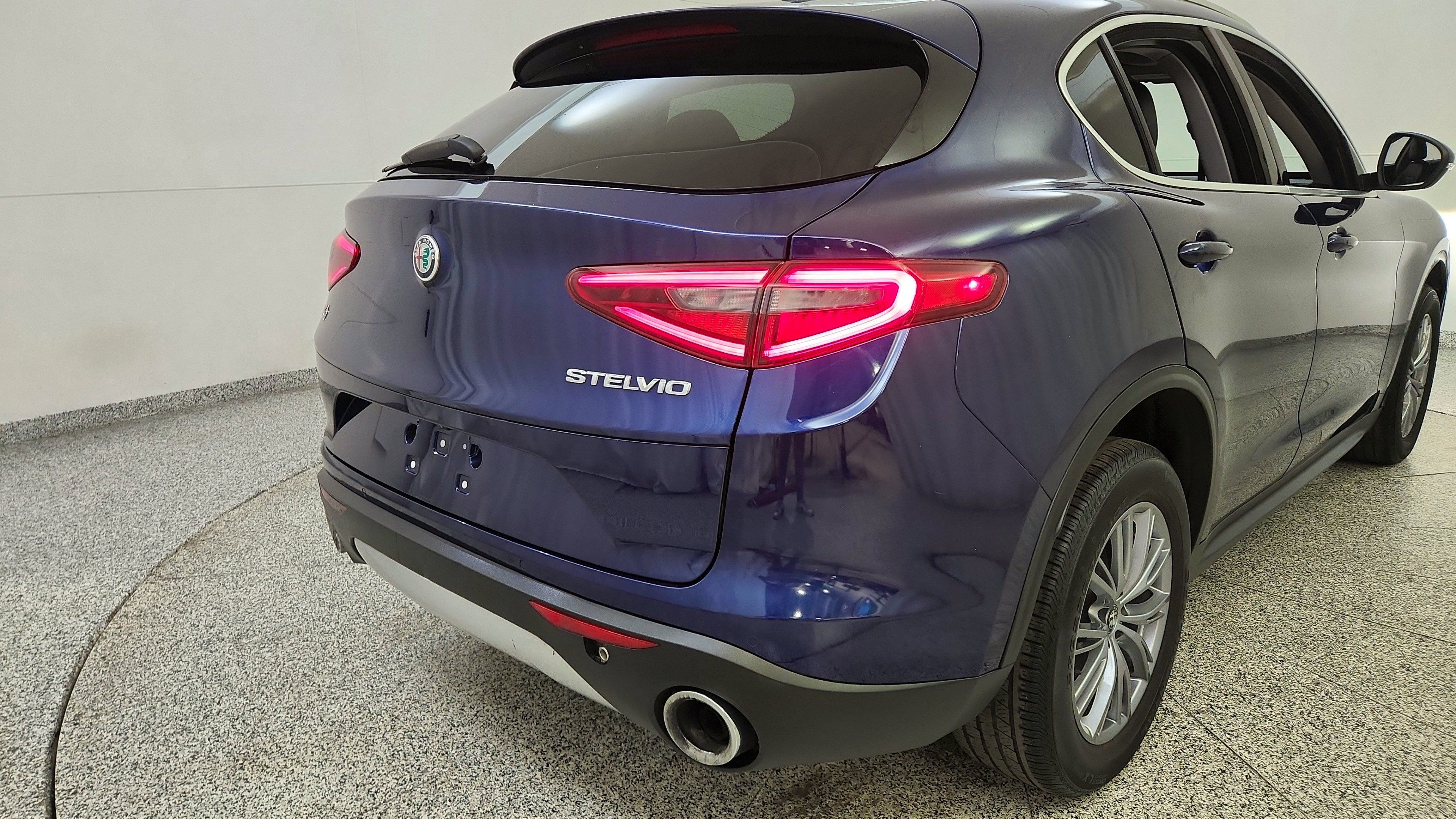 Used 2018 Alfa Romeo Stelvio Ti AWD/4WD image 30