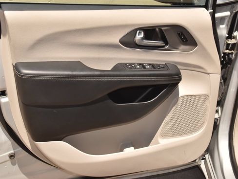 Used 2024 Chrysler Pacifica Touring-L FWD image 35