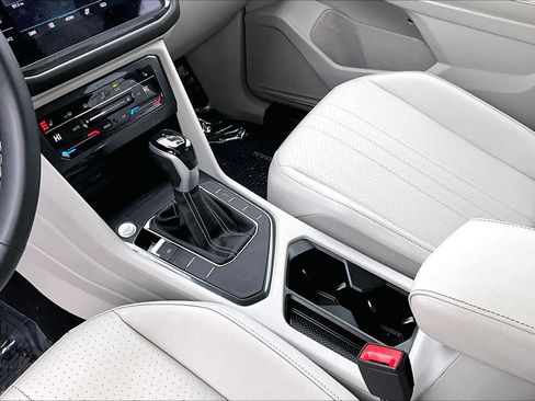 Used 2022 Volkswagen Tiguan SE image 32