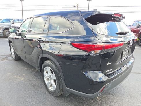 Used 2021 Toyota Highlander LE AWD/4WD image 4