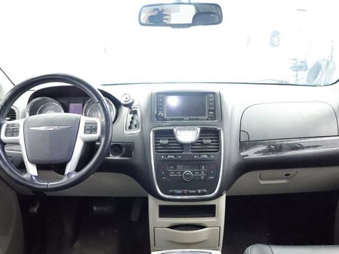 Used 2014 Chrysler Town & Country Touring FWD image 13