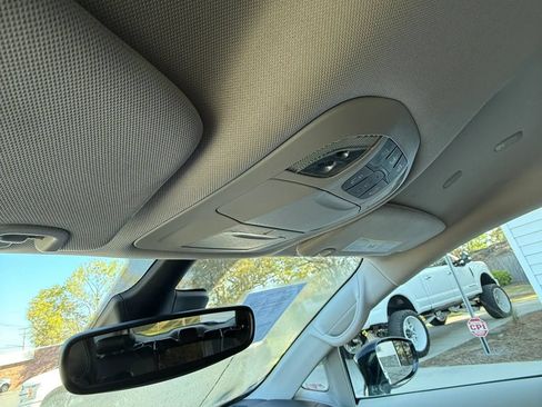 Used 2024 Chrysler Pacifica Touring-L FWD image 24