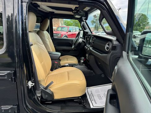 Used 2018 Jeep Wrangler Unlimited Sahara w/ Dual Top Group AWD/4WD image 17