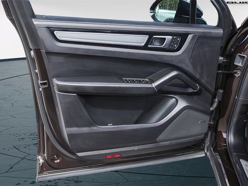 Used 2022 Porsche Cayenne Platinum Edition image 27