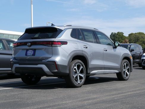 New 2025 Volkswagen Tiguan SE image 3