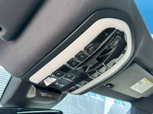 Used 2026 Porsche Macan AWD/4WD image 35