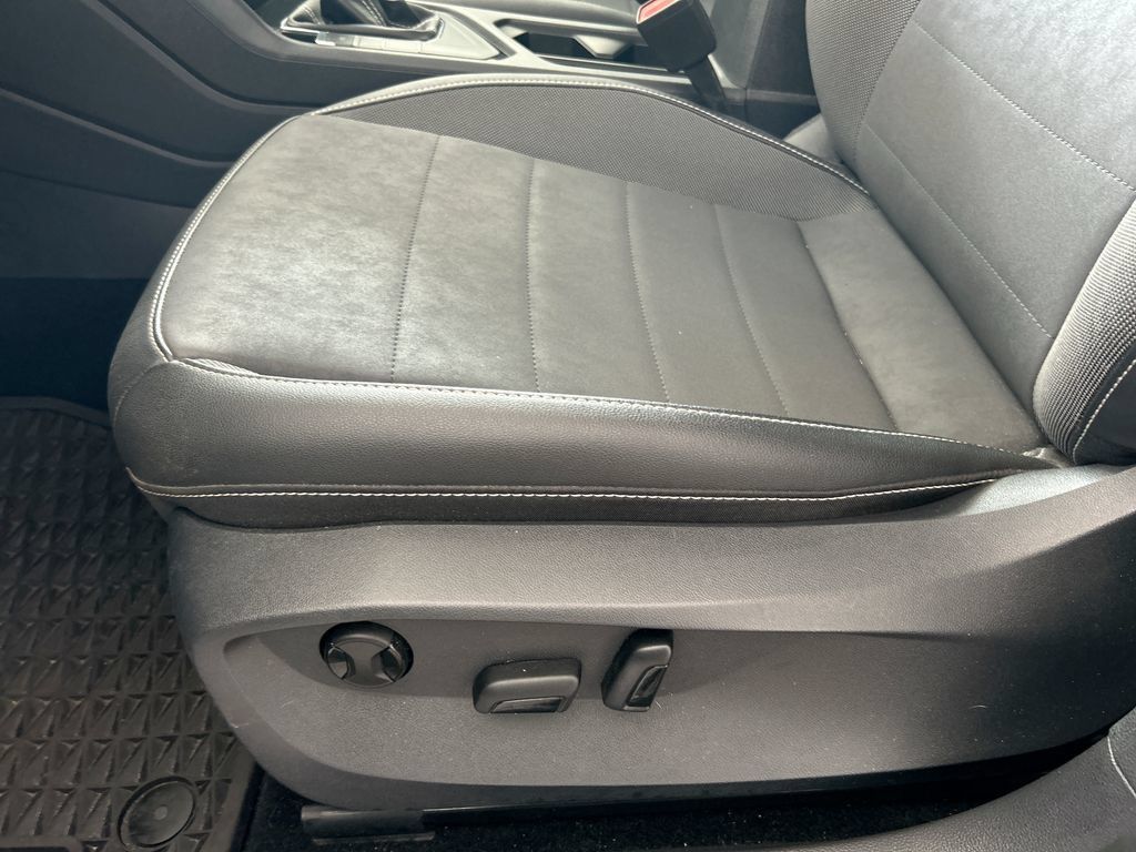 Certified 2023 Volkswagen Taos SE FWD image 11