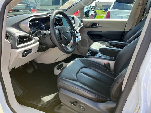Used 2024 Chrysler Pacifica Limited FWD image 12