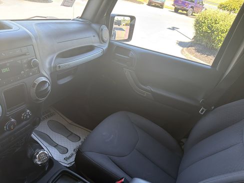 Used 2016 Jeep Wrangler Unlimited Sport w/ Connectivity Group AWD/4WD image 22