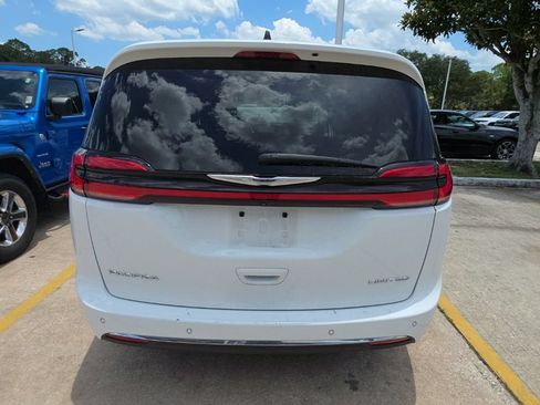 Certified 2024 Chrysler Pacifica Limited FWD image 10