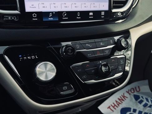 Certified 2024 Chrysler Pacifica Touring-L image 36