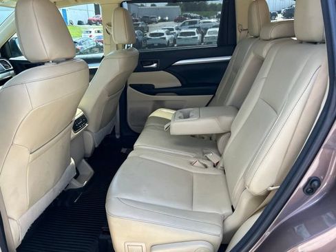 Used 2017 Toyota Highlander XLE AWD/4WD image 11