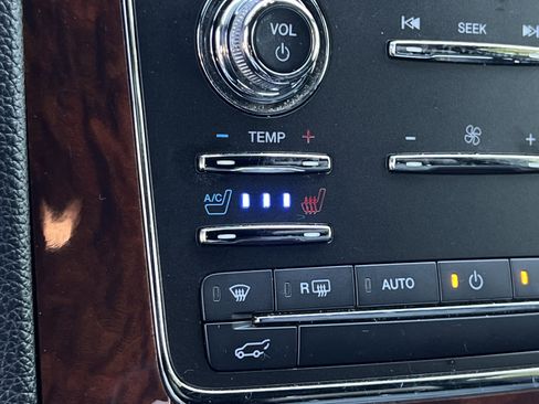 Used 2015 Lincoln Navigator 2WD image 18