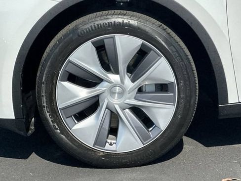Used 2023 Tesla Model Y AWD image 30