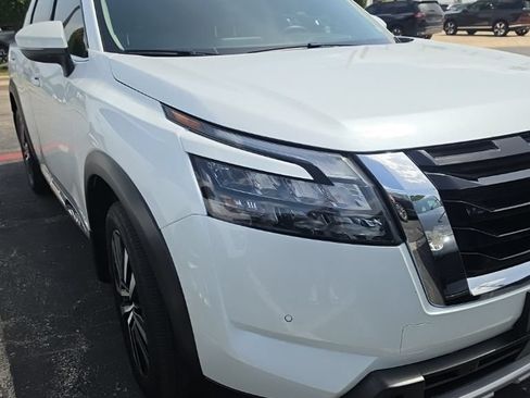 Used 2025 Nissan Pathfinder Platinum FWD image 8