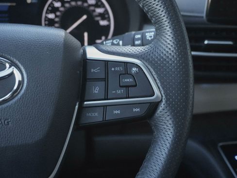 Used 2021 Toyota Sienna Limited image 16