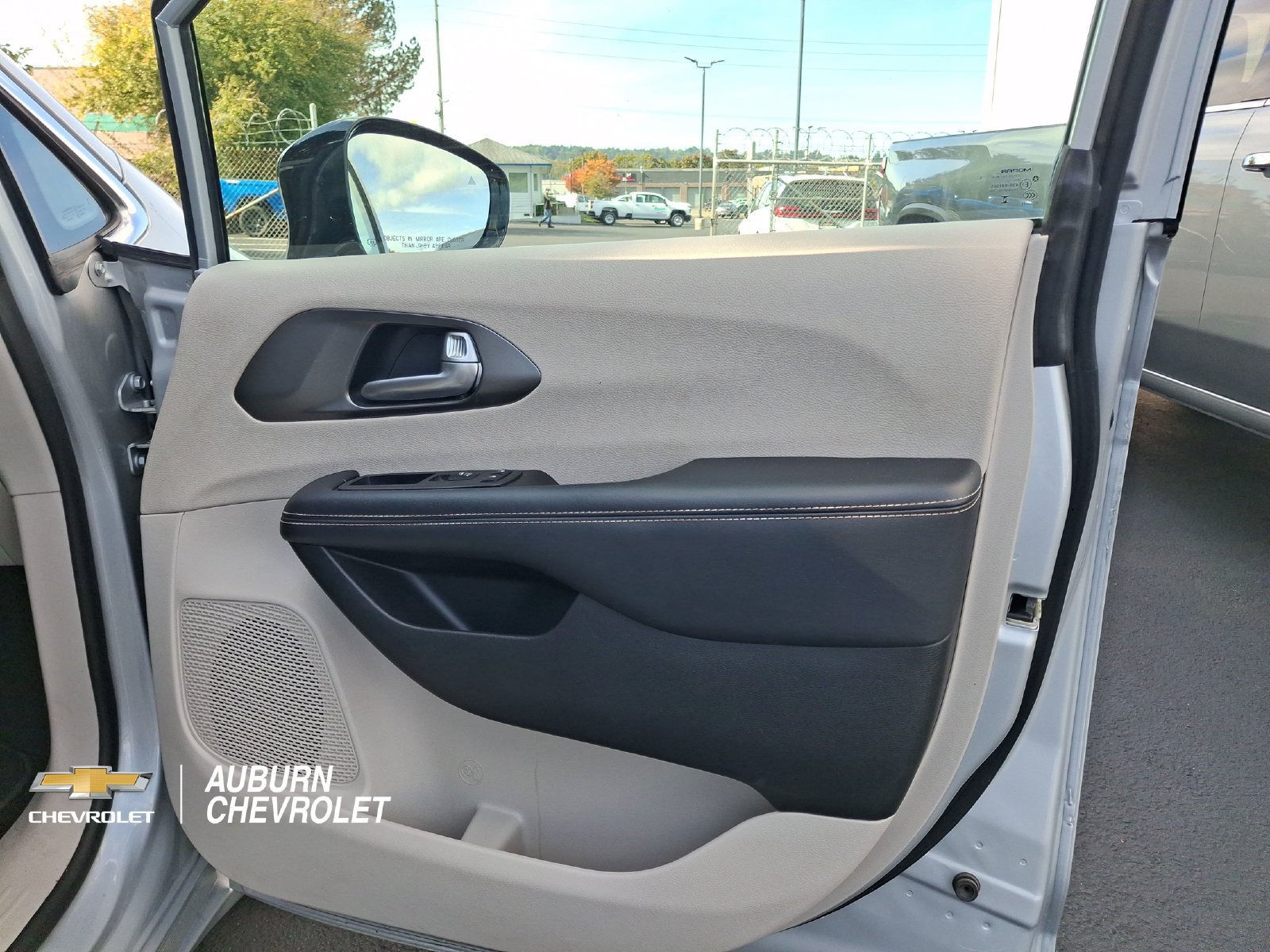 Used 2024 Chrysler Pacifica Touring-L FWD image 16