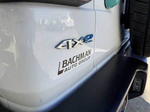 Used 2022 Jeep Wrangler Unlimited Sahara w/ Cold Weather Group image 9