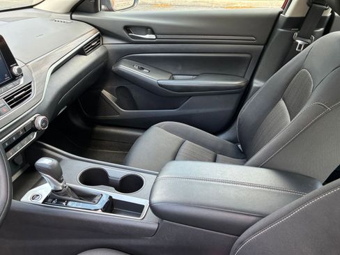 Used 2025 Nissan Altima 2.5 SV image 40