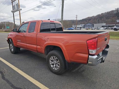 Used 2017 Toyota Tacoma SR5 image 7