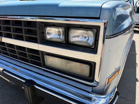 Used 1991 Chevrolet Suburban 2WD image 9