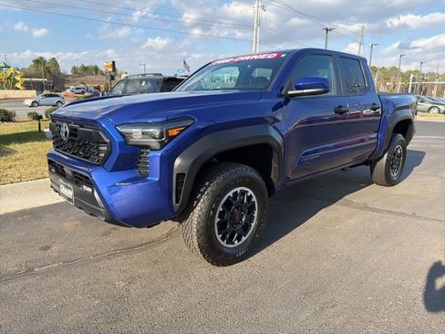 Used 2024 Toyota Tacoma TRD Off-Road image 3