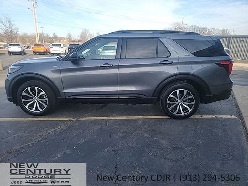 Used 2025 Ford Explorer ST-Line image 2