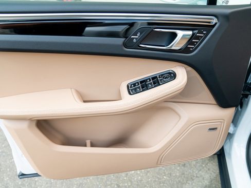 Certified 2025 Porsche Macan image 10