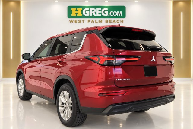 Used 2025 Mitsubishi Outlander ES FWD image 2