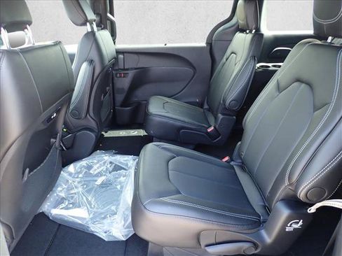 New 2027 Chrysler Pacifica Select AWD/4WD image 10