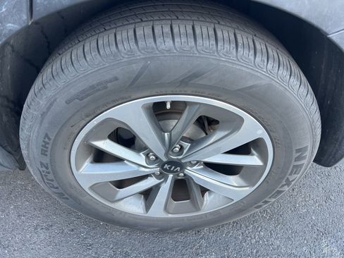 Used 2020 Kia Sorento LX image 11