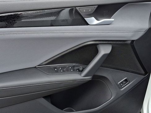 New 2026 Volkswagen Tiguan SE image 8