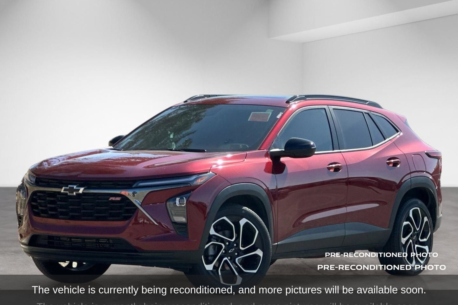 Used 2025 Chevrolet Trax RS w/ Sunroof Package FWD image 2