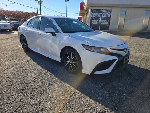 Used 2021 Toyota Camry SE image 1