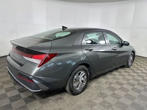 Used 2025 Hyundai Elantra SE w/ Cargo Package FWD image 3