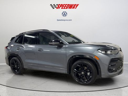 New 2026 Volkswagen Tiguan SE R-Line FWD image 12