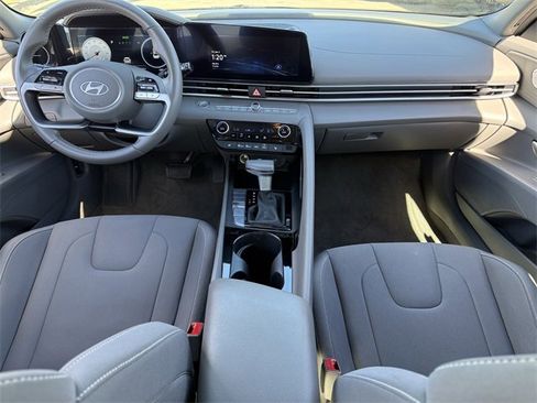 Used 2025 Hyundai Elantra SEL image 8