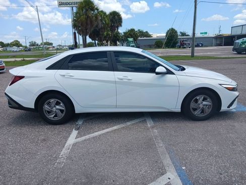 Used 2025 Hyundai Elantra SE FWD image 2