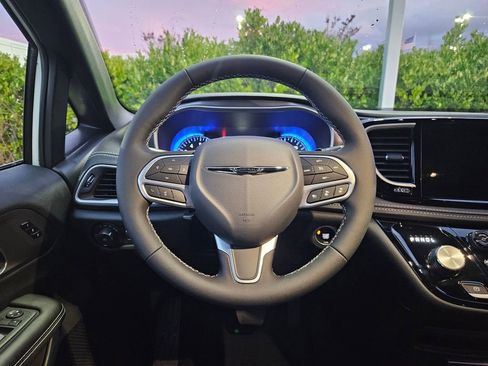 New 2026 Chrysler Pacifica Select image 15